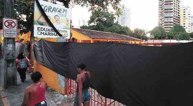 Em vrios bairros do Recife, panos pretos foram colocados em muros e janelas, em sinal de luto pela morte de Eduardo Campos(foto: Guga Matos/JC Imagem/Estado Contedo )