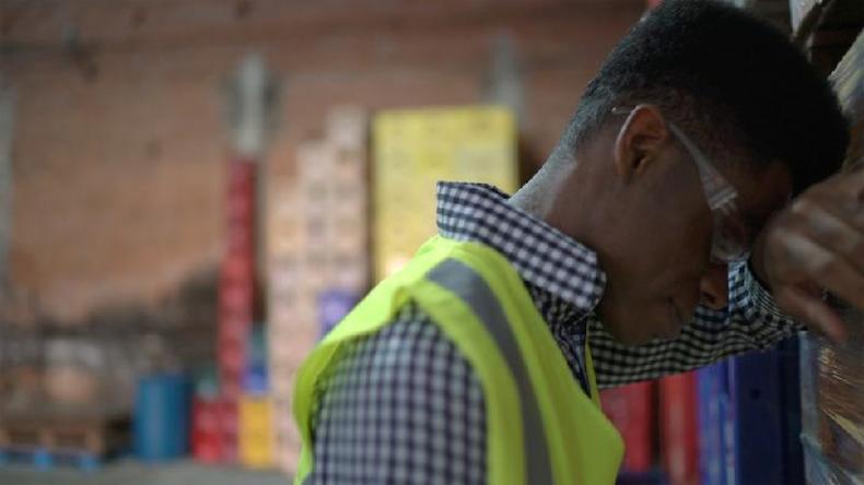 (foto: Getty Images) Foto colorida mostra um homem negro com um uniforme com a cabeça apoiada no braço