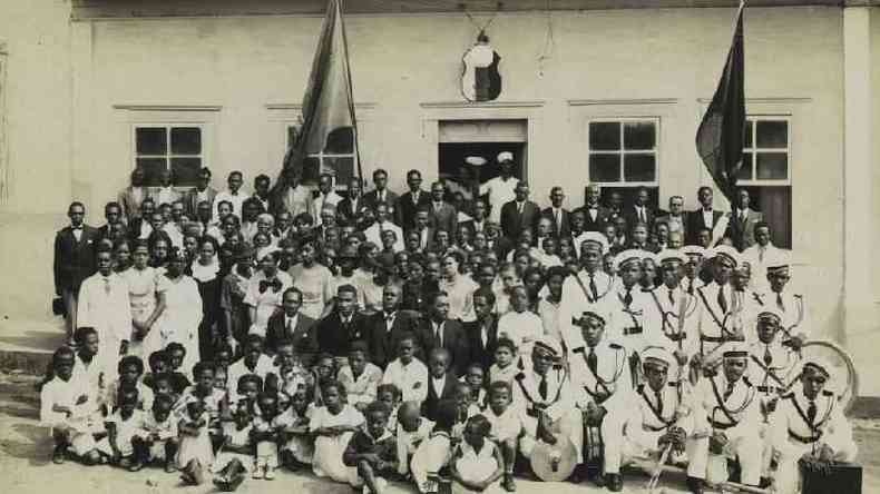 Dezenas de militantes da Frente Negra Brasileira posam diante de edifcio