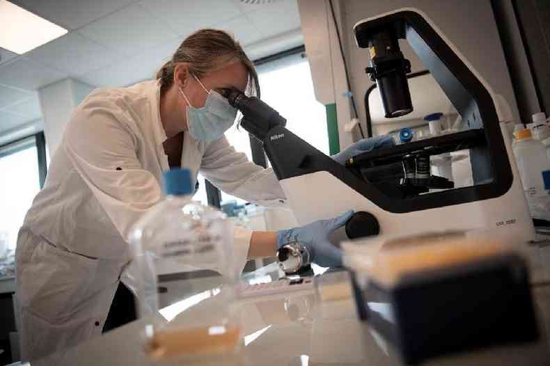 Uma biloga do laboratrio farmacutico OSE Immunotherapeutics trabalha no desenvolvimento de uma vacina contra a COVID-19 em Nantes, na Frana, em 31 de maro de 2021(foto: Loic Venance / AFP)