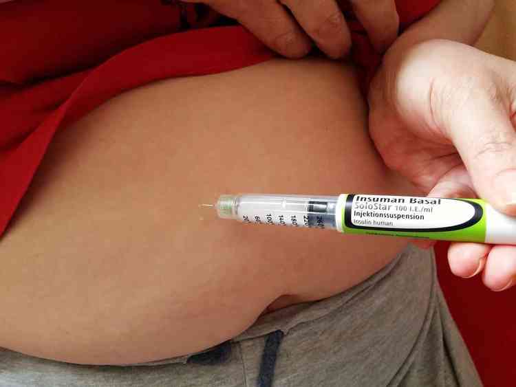 Paciente aplica em si mesmo injeo de insulina