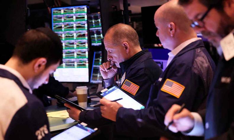 Operadores durante prego na Bolsa de Valores de Nova York