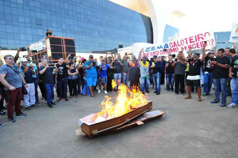 Enquanto aguardam o resultado da reunio entre deputados e representantes do governo, os manifestantes queimaram caixes (foto: Gladyston Rodrigues/EM/D.A Press)