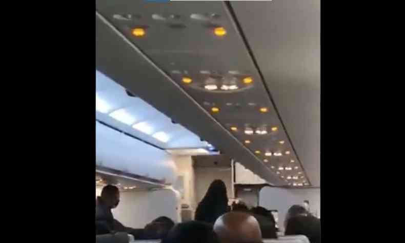 Passageira foi retirada do avio por policiais federais. Aps o incidente, voo seguiu para BH e So Paulo(foto: Reproduo)