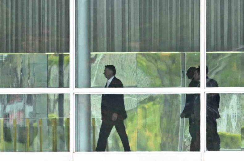 Bolsonaro caminha em corredor do Palcio do Planalto