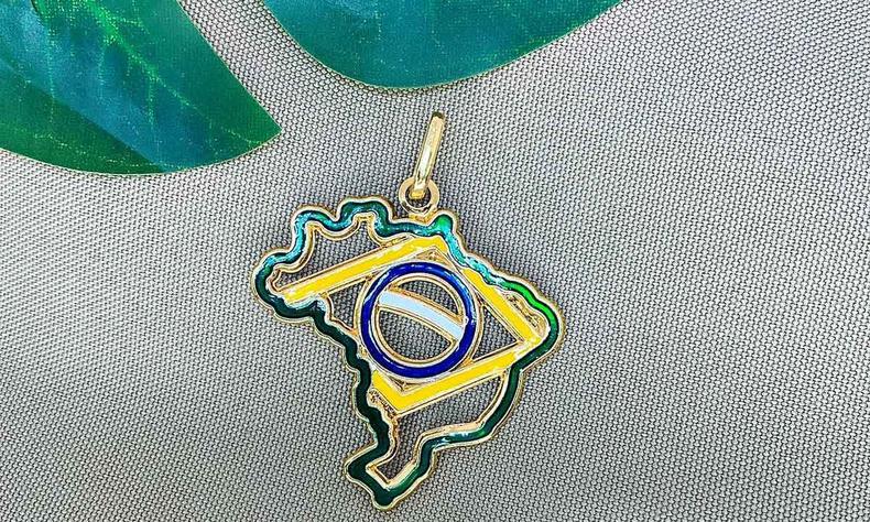 Berloque com a forma do mapa do Brasil tem dentro dele o losango da Bandeira Nacional