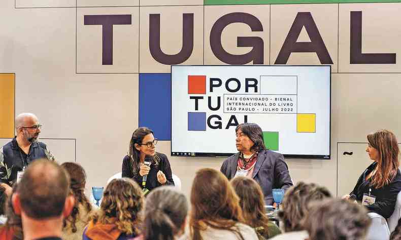 Valter Hugo Me, Lilia Schwarcz, Daniel Munduruku e Isabel Lucas em mesa da Bienal do Livro de SP