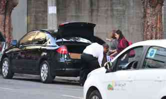 Passageiros desembarcam de carro do Uber de lado de txis, no quarteiro da Conexo Aeroporto, na Regio Central de BH (foto: Alexandre Guzanshe/EM/D.A.Press)