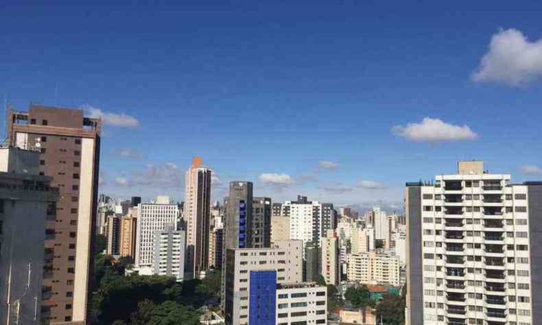 Manh de cu parcialmente nublado em Belo Horizonte. Na foto, Bairro Funcionrios, na Regio Centro-Sul da capital(foto: Edsio Ferreira/EM/DA Press)