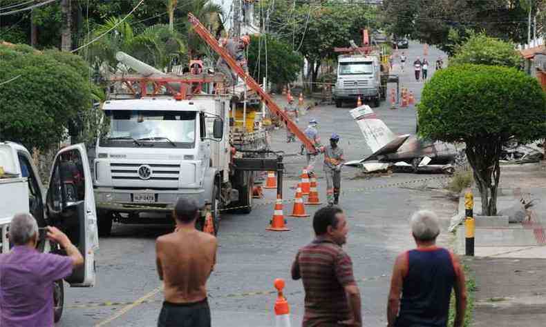 Alm de peritos ligados  Fora Area, que avaliaram os destroos do aparelho, equipes da Cemig trabalharam para restabelecer a fiao danificada na queda(foto: Tlio Santos/EM/DA Press)