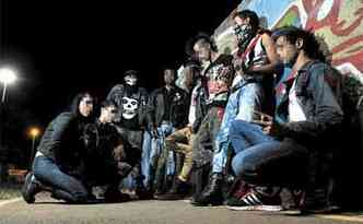 Integrantes de grupo streetpunk de Ceilndia: alinhados com os skinheads e inimigos dos anarcopunks(foto: Marcelo Ferreira/EM DA Press)
