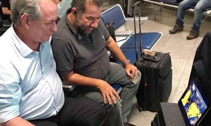 Ciro mostrou estar vendo o jogo no aeroporto enquanto 'trabalha pelo Brasil'(foto: Reprodução Twitter) Ciro mostrou estar vendo o jogo no aeroporto enquanto 'trabalha pelo Brasil'(foto: Reprodução Twitter)