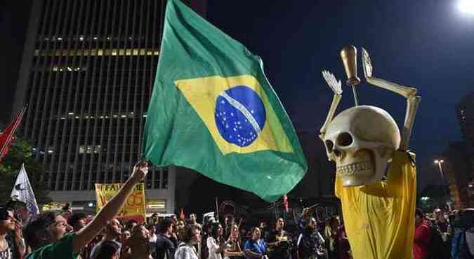 Manifestantes fecham a avenida Paulista para fazer protesto contra a copa(foto: Nelson Almeida/AFP)