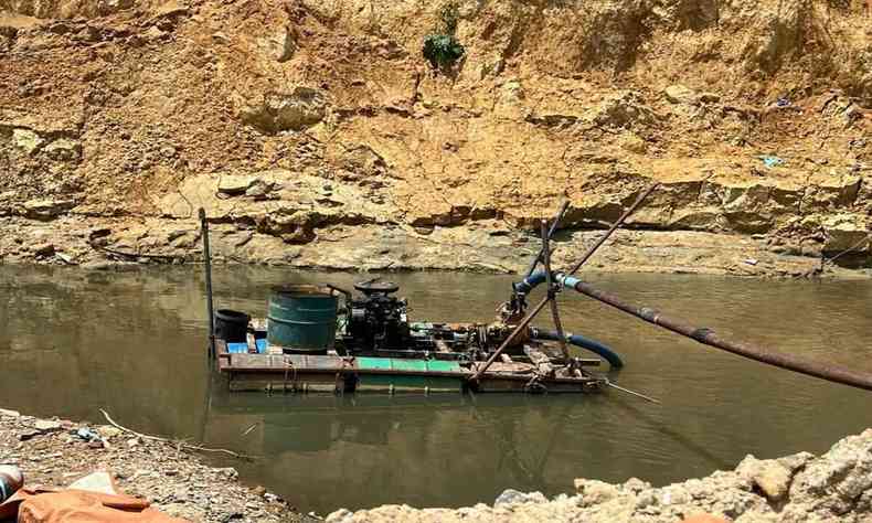 draga, equipamento que retira areia de fundo de rios