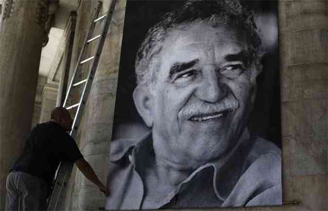 Homem organiza banner com a foto do ganhador do Prmio Nobel Garca Marquez no Palcio de Bellas Artes, na Cidade do Mxico (foto: REUTERS/Tomas Bravo )