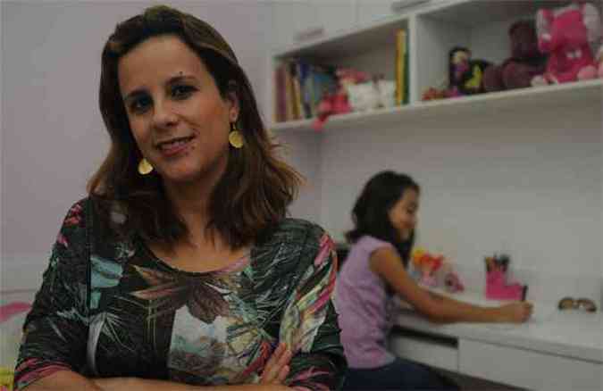 A contadora Gleicia Luciana da Silva optou por matricular a filha Larissa, de 9 anos, em perodo integral e paga cerca de R$ 1,5 mil mensais pelo servio(foto: Tulio Santos/EM/D.A Press)