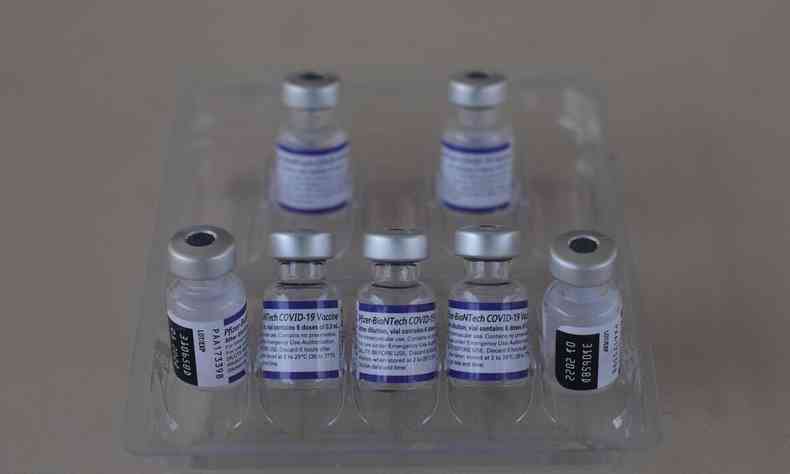 Frascos com doses da vacina contra a COVID-19