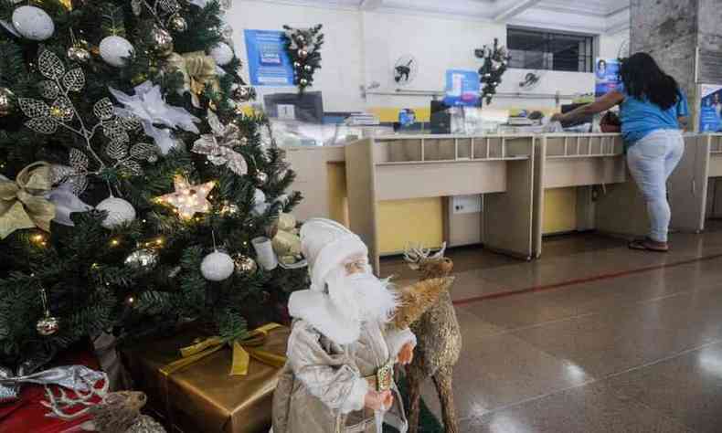 Agência Central dos Correios. Na foto decoração natalina e uma pessoa sendo atendida
