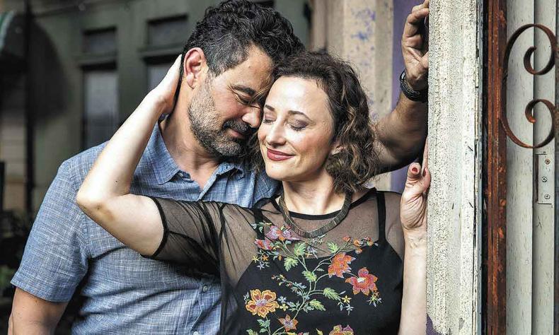 O ilustrador Alfredo (Carmo Dalla Vecchia) está balançando o coração da bailarina Olívia (Paula Braun)(foto: Fábio Rocha/Globo) Carmo Dalla Vecchia e Paula Braun se abraçam, de olhos fechados, em cena da novela Cara e coragem