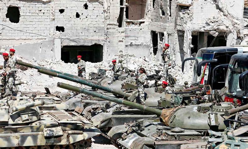 com uniforme militar chins, atores se postam junto a tanques de guerra no cenrio de 'Home operation', na Sria