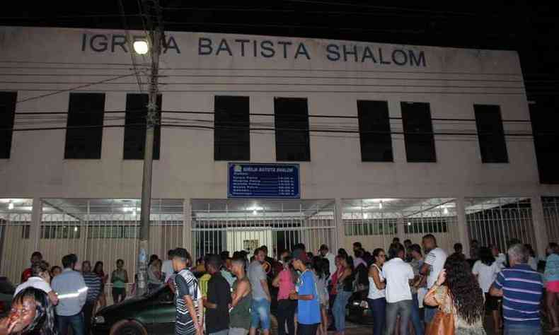 Vrias pessoas se aglomeraram na porta da igreja depois dos assassinatos(foto: Paulo Srgio/Paracatu News)