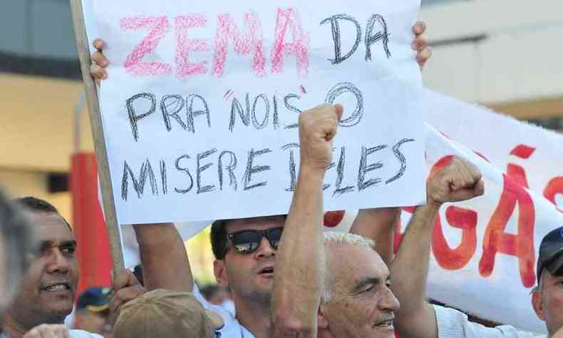Cartaz em referncia  reclamao do procurador de Justia do 'miser' integra protesto(foto: Gladyston Rodrigues/EM/D.A. Press)