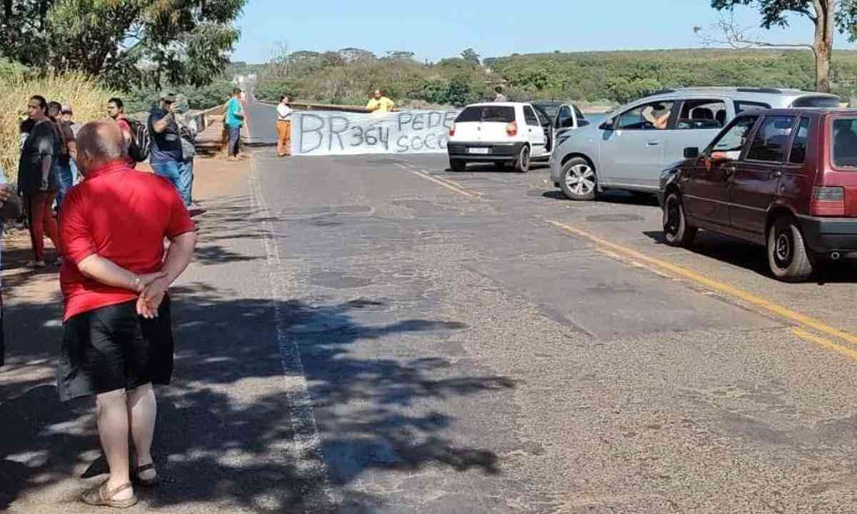 MORADORES FECHAM A BR-251 EM PROTESTO ÀS MÁS CONDIÇÕES DA ESTRADA - O  Tabuleiro