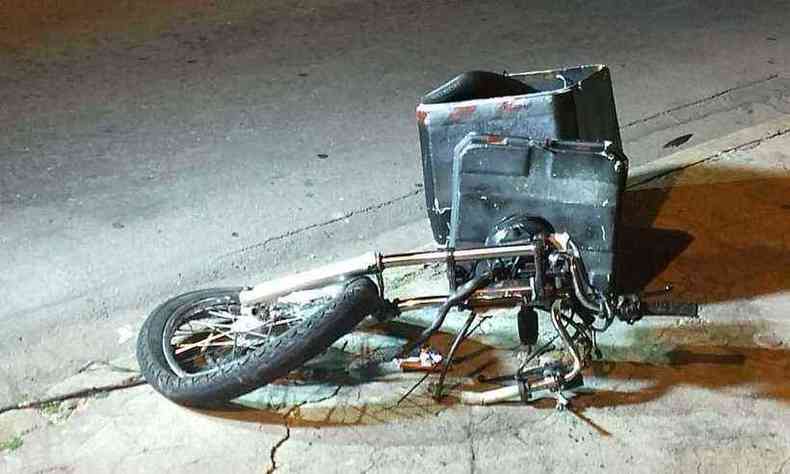 Moto atingida ficou destruda aps coliso com carro roubado(foto: Alexandre Rocha/Divulgao)