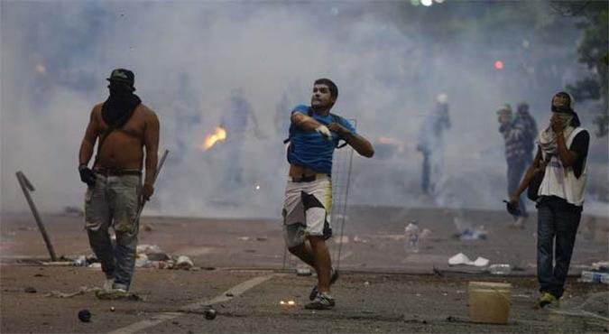 Manifestantes contra o governo de Nicol�s Maduro depredam ruas em Chacao(foto: AFP PHOTO/LEO RAMIREZ )