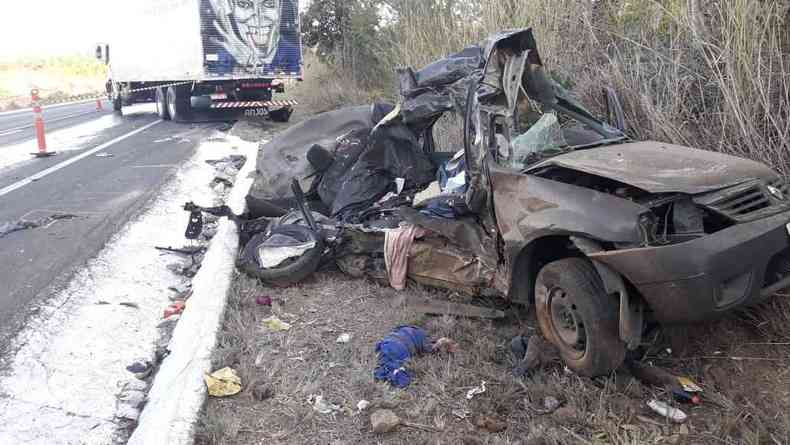 Carro de passeio ficou completamente destrudo(foto: Redes sociais/WhatsApp/divulgao)