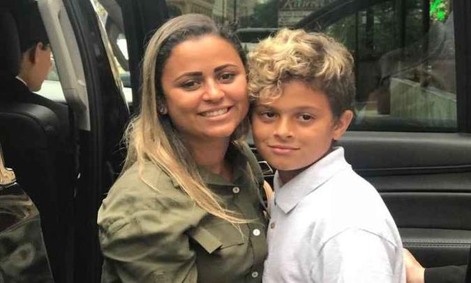 A brasileira Sirley Silveira Paixão consegue autorização judicial, nos EUA, e retira filho Diego, de 10 anos, de abrigo em Chicago (foto: Paola de Orte/Agência Brasil) A brasileira Sirley Silveira Paixão consegue autorização judicial, nos EUA, e retira filho Diego, de 10 anos, de abrigo em Chicago (foto: Paola de Orte/Agência Brasil)
