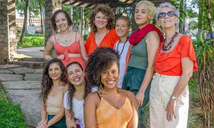 Integrantes do grupo Abre a Roda: Mulheres no Choro sorriem para a cmera