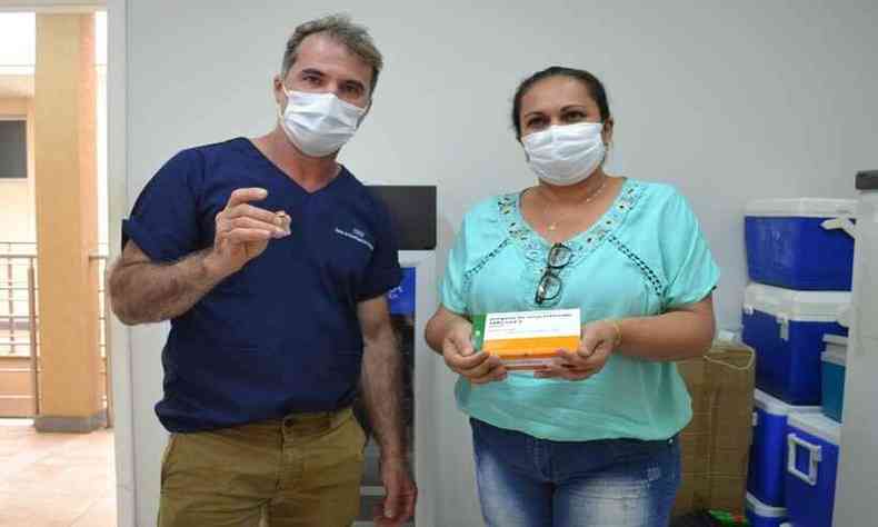 Prefeito Dcio dos Santos e a secretria de Sade de Baro de Cocais. Joseane Batista, abrem o primeiro lote da vacina contra a COVID-19. (foto: Prefeitura Baro de Cocais/Divulgao)