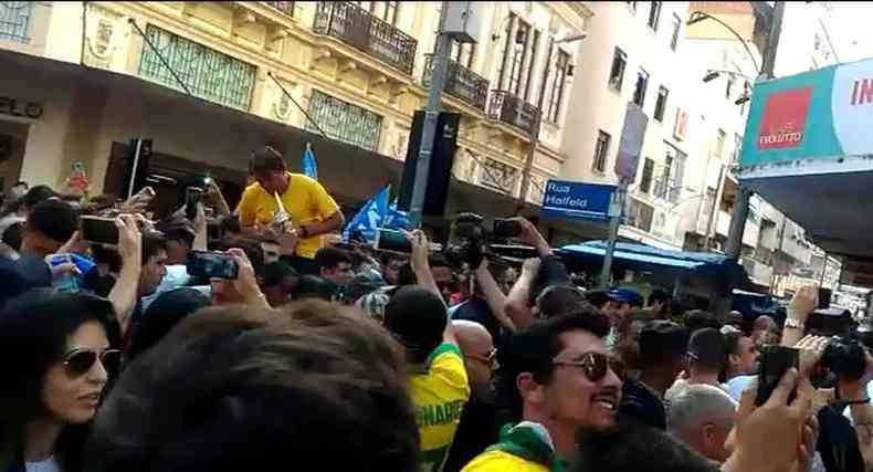 Bolsonaro (de camiseta amarela),  socorrido aps ser esfaqueado durante ato de campanha em Juiz de Fora 