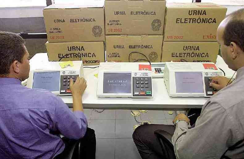 Funcionários da Justiça Eleitoral preparam a distribuição das urnas eletrônicas nas zonas eleitorais em 2 de outubro de 2002, em Brasília(foto: Evaristo Sá / AFP)