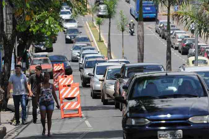 Em alguns locais da capital o trnsito apresenta reteno por causa do intenso nmero de veculos(foto: Gladyston Rodrigues/EM/D.A PRESS)