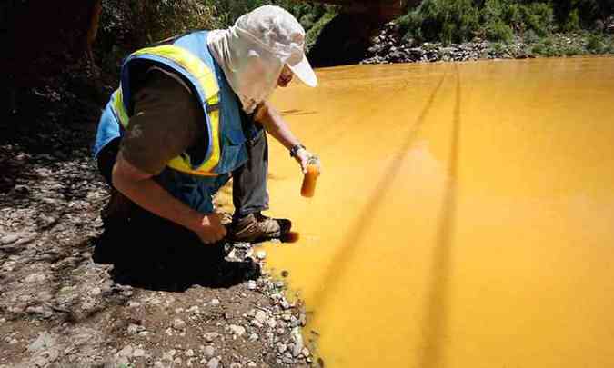 Acidente da mina Gold King em Durango, Colorado (EUA) em 2015: metais pesados contaminaram o rio Animas por mais de 160km.(foto: Jerry McBride/The Durango Herald via AP)