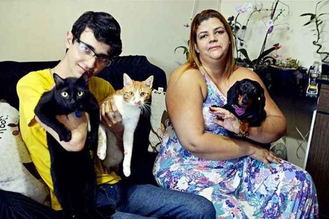 Lígia Silva pega Ninna no colo e o filho, Felipe, acarinha Bolinho e Thomas Pudim: só aconchego(foto: Marcelo Ferreira/CB/D.A Press) Lígia Silva pega Ninna no colo e o filho, Felipe, acarinha Bolinho e Thomas Pudim: só aconchego(foto: Marcelo Ferreira/CB/D.A Press)