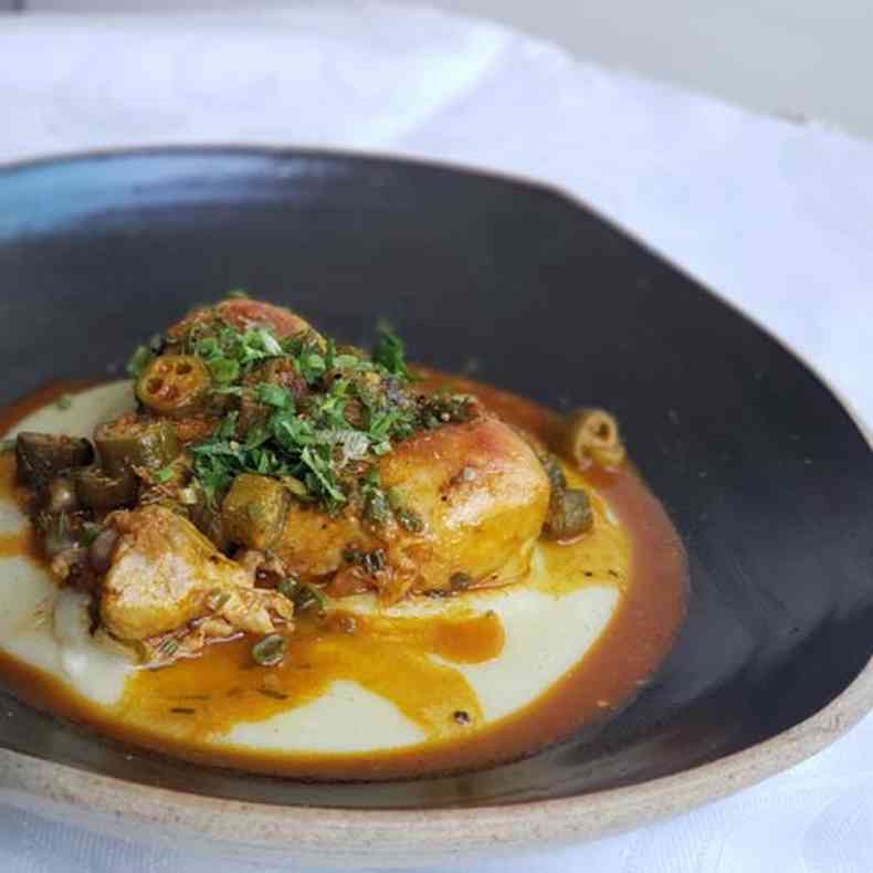 Uma das receitas do curso de gastronomia funcional  o frango com quiabo e angu de fub de moinho d'gua(foto: Carol Fadel/Divulgao)