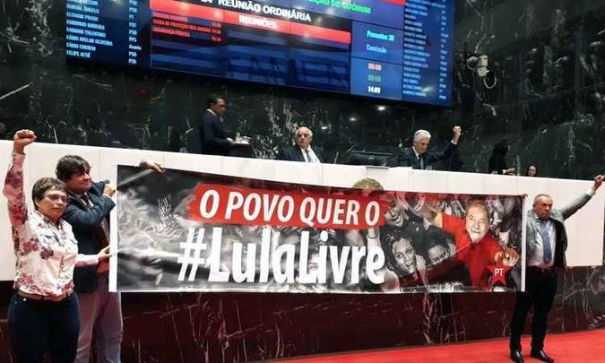 Os petistas também levaram uma faixa pela liberdade de Lula ao plenário(foto: Bancada do PT/Divulgação) Os petistas também levaram uma faixa pela liberdade de Lula ao plenário(foto: Bancada do PT/Divulgação)