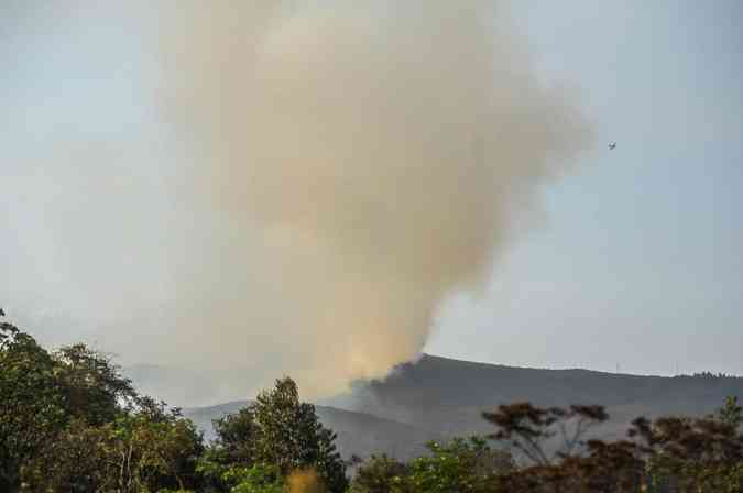 Corporao trabalha no combate s chamas na rea de Preservao Ambiental (APA) Serra do Mel, em Montes Claros, na Regio Norte do estadoEduardo Gomes/Divulgao