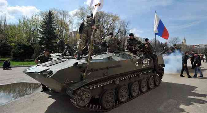 Soldados russos prximos a cidade de Slavyansk, na Ucrnia(foto: AFP PHOTO / GENYA SAVILOV )