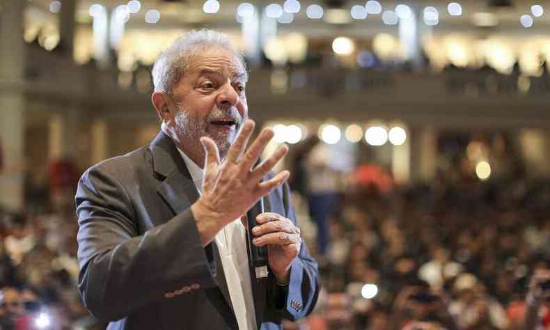 Lula fala em microfone 