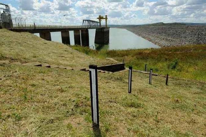 Usina de Tr�s Marias: n�vel do reservat�rio aqu�m do esperado deixa r�guas de medi��o, que deveriam estar submersas, � mostra(foto: Gladyston Rodrigues/EM/D.A Press)