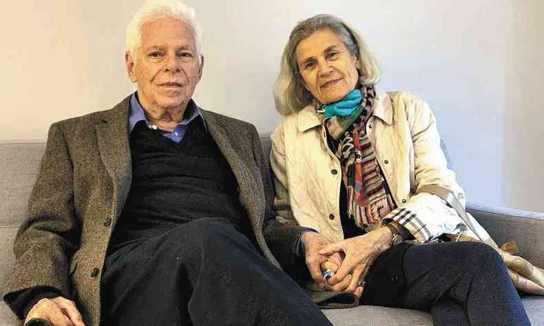 Casal Barbara Freitag e Sergio Paulo Rouanet sentados num sof de mos dadas