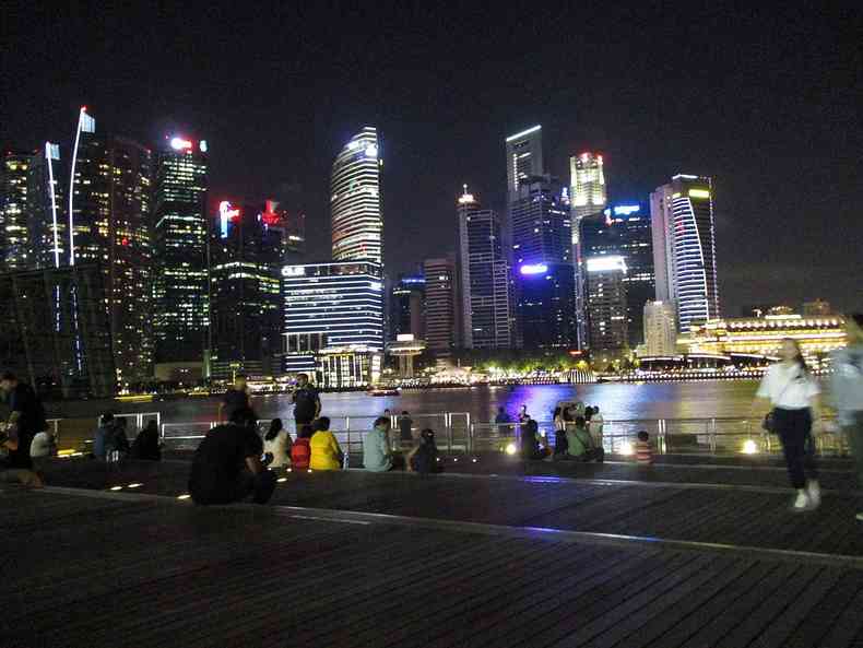  Vista da cidade noturna de Singapura, da marina Bay Sands