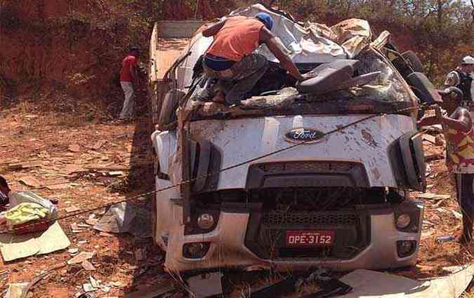 Um caminho carregado de cermica capotou na BR-135 perto de Japonvar, no Norte de Minas Gerais. Os passageiros Junior Antunes Pereira, 24 anos, e Davidson Jos Gonalves, 29 anos, foram arremessados para fora do veculo e socorridos pelo Servio de Atendimento Mvel de Urgncia (Samu). De acordo com os socorristas, os dois estavam sem cinto de segurana. O motorista Carlos Eduardo Laerte, 34 anos, teve traumatismo craniano. Todos os feridos foram encaminhados para o Hospital Senhora de Santana, de Braslia de Minas. O acidente aconteceu na tarde de segunda-feira e mobilizou as equipes de resgate. (foto: Divulgao Samu)