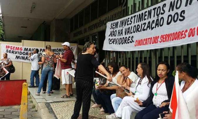 Servidores cruzaram os braços nesta manhã, em frente ao Hospital Governador Israel Pinheito(foto: Paulo Filgueiras/ EM/ D.A Press) Servidores cruzaram os braços nesta manhã, em frente ao Hospital Governador Israel Pinheito(foto: Paulo Filgueiras/ EM/ D.A Press)