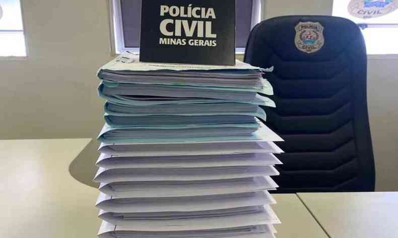 Imagem de documentos em mesa de sala da Polcia Civil