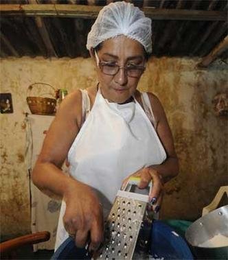 Maria da Graças têm suas cocadas elogiadas até pela presidente Dilma, mas não consegue um crédito de R$ 1 mil para comprar máquina de ralar coco: Maria da Graças têm suas cocadas elogiadas até pela presidente Dilma, mas não consegue um crédito de R$ 1 mil para comprar máquina de ralar coco: